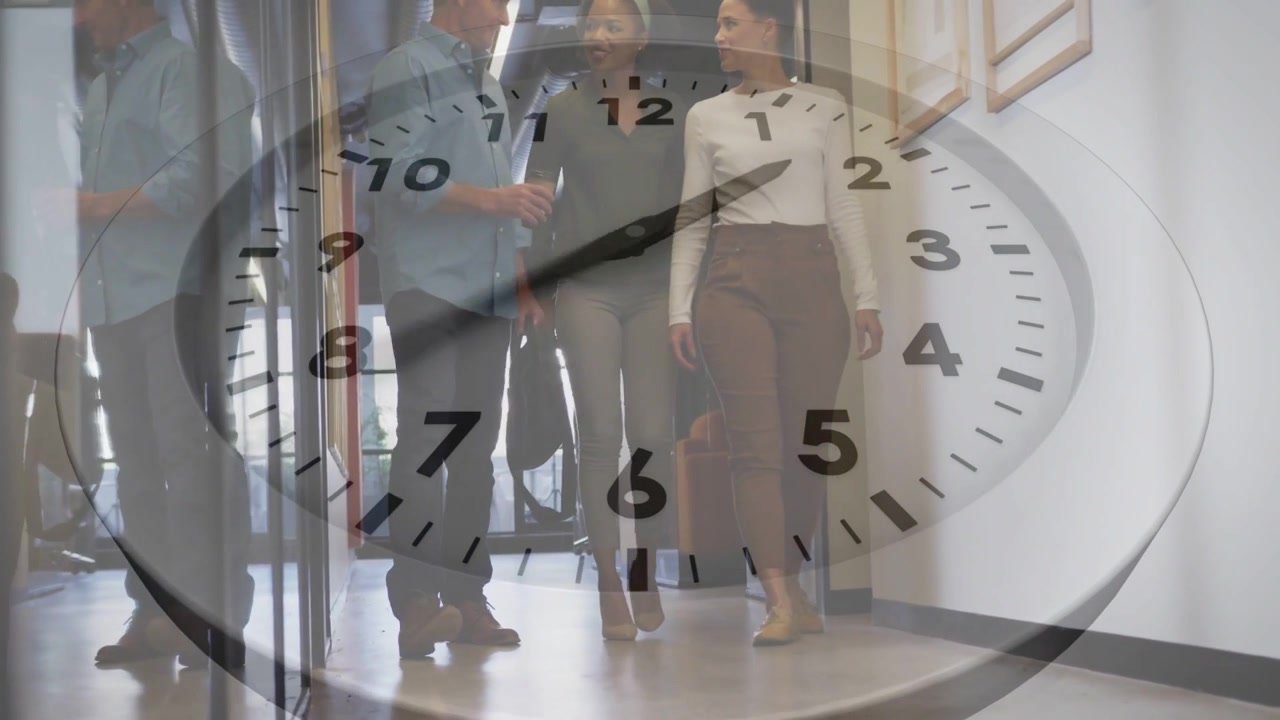 Vídeo vertical: Equipo de oficina saliendo por la puerta y dirigiéndose a una reunión con una taza en la mano, mientras un reloj avanza sobre el grupo.