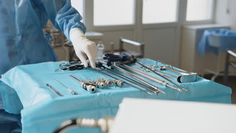 instrumentos quirúrgicos y médico en la sala de operaciones