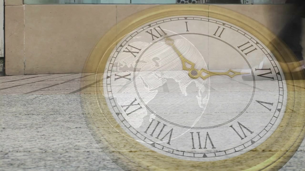 Superposición de reloj antiguo centrada, las manecillas avanzando mientras pies entran y caminan junto a la pared mostrando la hora