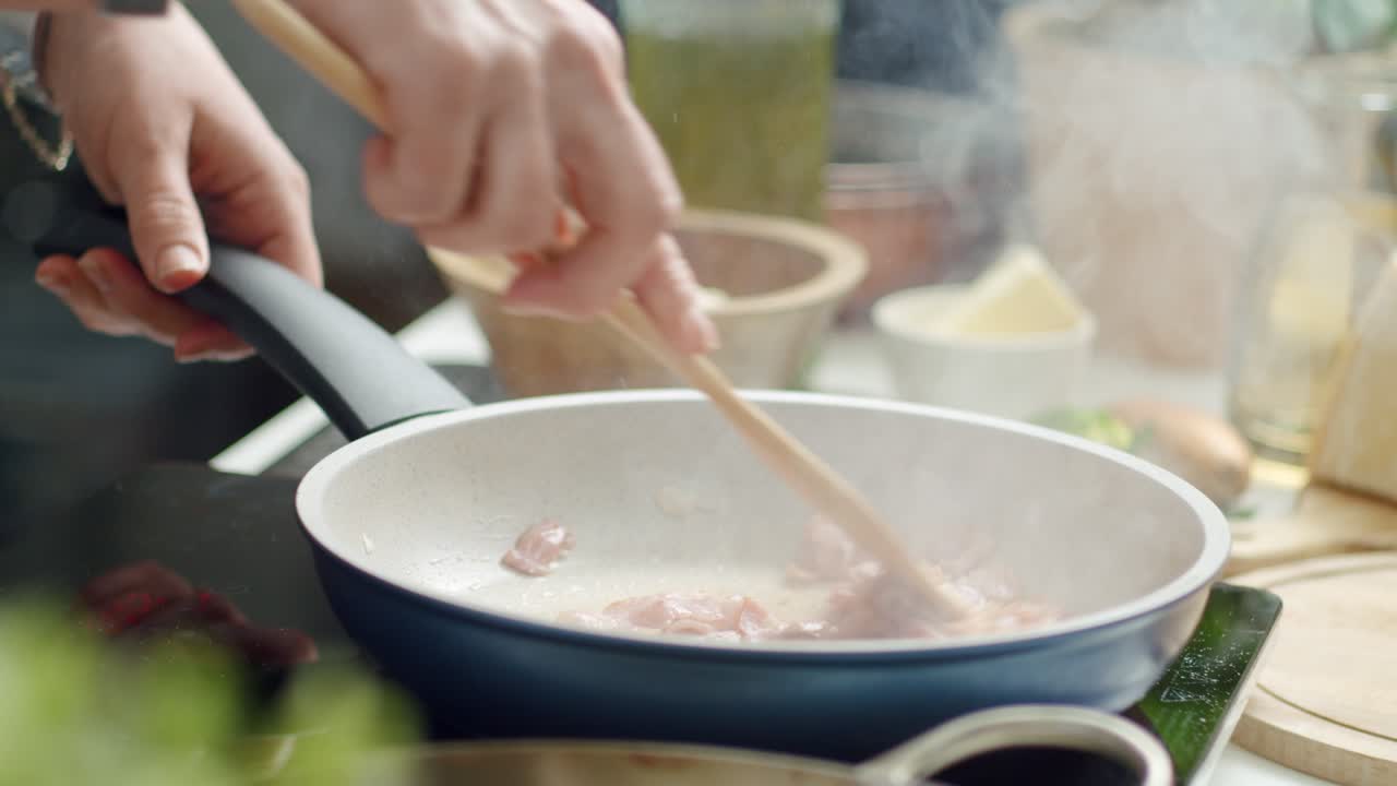 작물 여자 가 리소토 를 위해 베이컨 을 요리 하고 있다