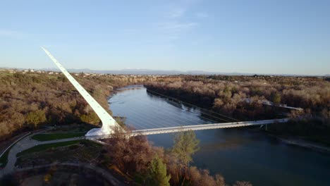puente colgante peatonal, arquitectura civil, pequeño pueblo de américa