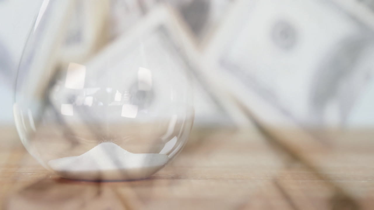 모래시계를 통해 여러 개의 지폐의 애니메이션