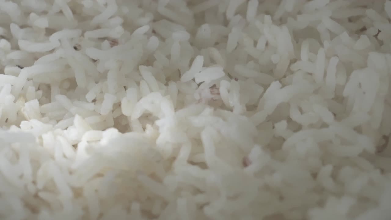 arroz blanco con una rotación de movimiento lento de la cámara, con algo de luz suave