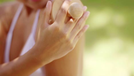 Close-up-on-skin-brush-on-shoulder