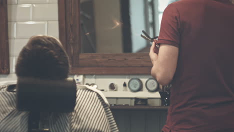 Barper-Preparando-El-Trabajo.-Salón-De-Peluquería.-Cuchilla-De-Afeitar.-Navaja-De-Barbero