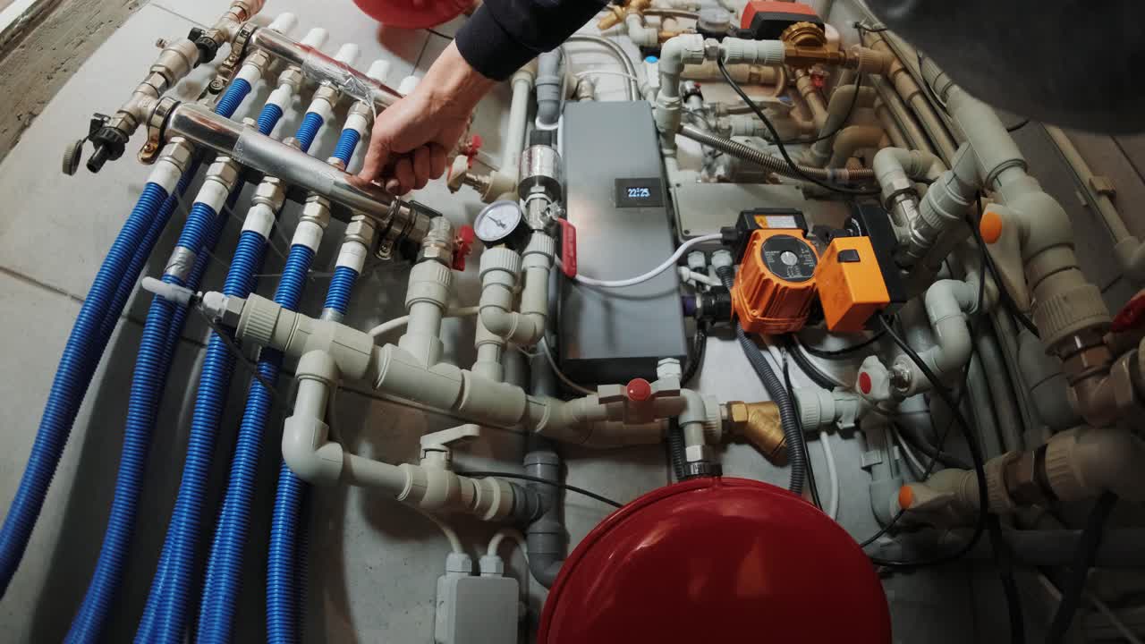 fontanero profesional. servicio de reparación de tuberías. reparador arreglando un calentador de agua de gas con un destornillador. manos de trabajador arreglando el sistema de calefacción