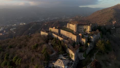 Forte-Sperone-Auf-Einem-Hügel-Bei-Sonnenuntergang,-Mit-Blick-Auf-Genua,-Luftaufnahme