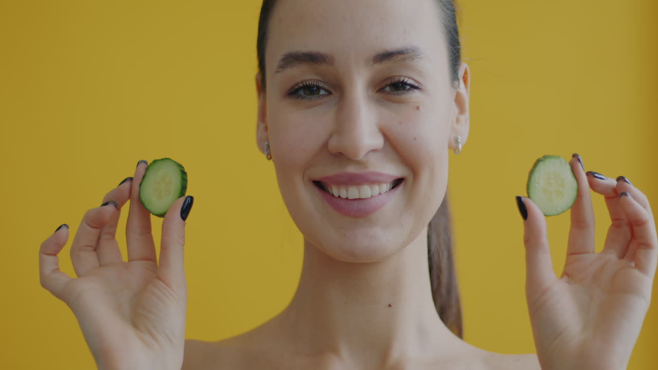mujer con rebanadas de pepino en la cara