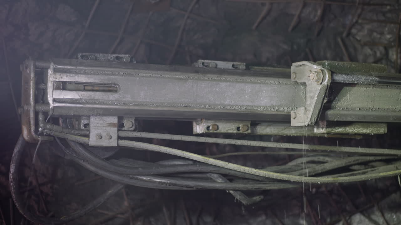 로 ⁇  드릴은 광산에서 바위를  ⁇ 고 차가운 물을 분사합니다.