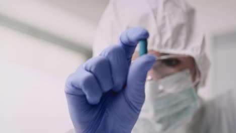 vista de la mano del técnico sosteniendo la medicina