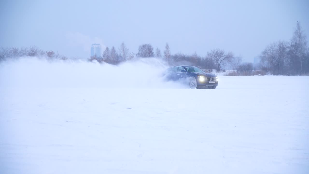 coche a la deriva en el hielo nevado