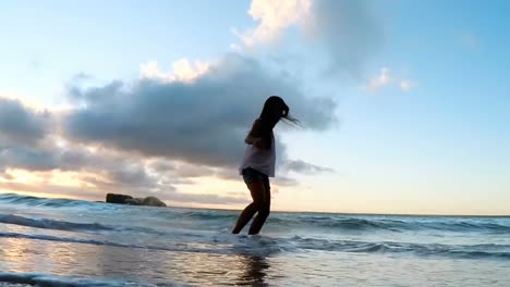 Frau-Spielt-Am-Strand