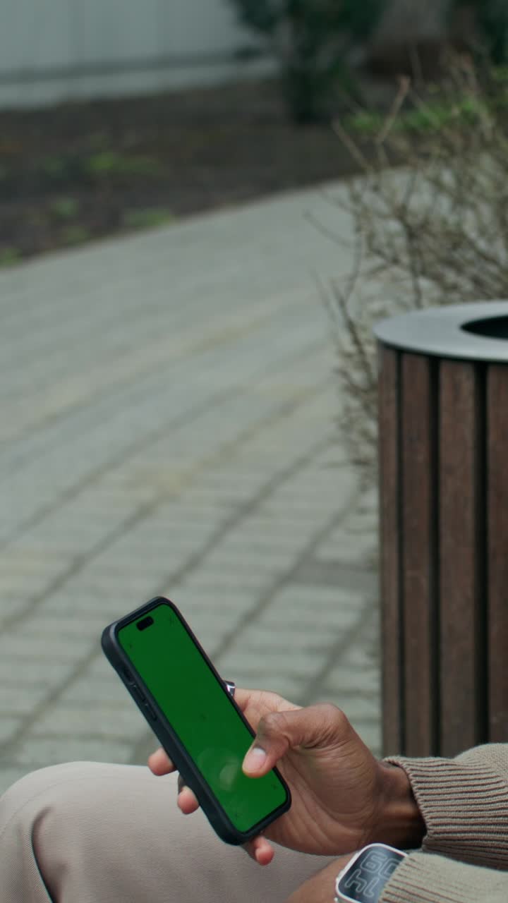 Persona che utilizza uno smartphone all'aperto