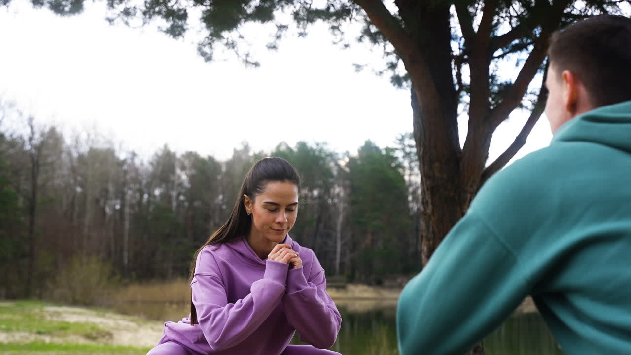 mujer haciendo deportes al aire libre