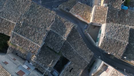 Luftaufnahme-Von-Oben-Nach-Unten-Auf-Die-Dächer-Der-Alten-Barockstadt-Modica-Alta-Val-Di-Noto-In-Süditalien