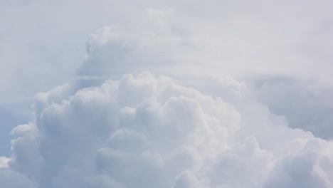 paisaje nuboso vista de lapso de tiempo de nubes blancas y esponjosas que se mueven en el viento sobre un cielo azul