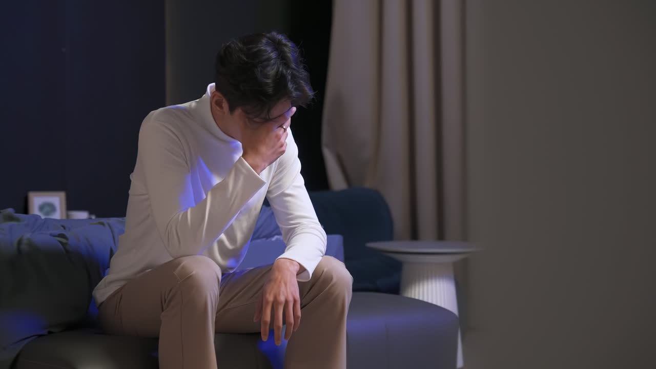 壓力男士於黑暗房間中飽受失眠、偏頭痛、焦慮、頭痛或抑鬱困擾，展現精神健康、沮喪與情緒痛苦的概念