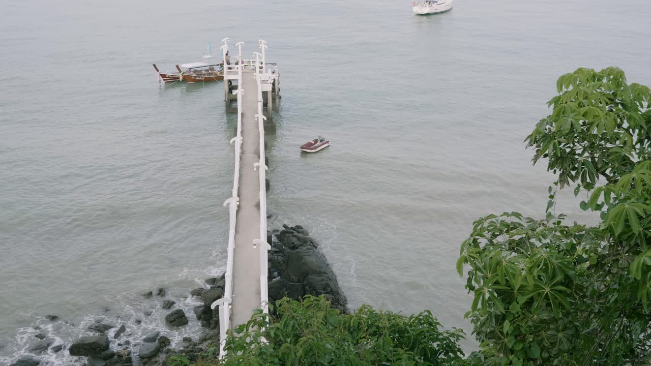저녁 바다 다리의 높은 각도는 태국 푸켓 여행에 사용됩니다