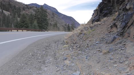 carro de 4k y montaña rocosa