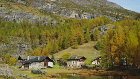 Frente-Dolly-Monumento-Alpino-Pueblo-Le-Monal-Saboya-Francia,-Casas-De-Madera-Y-Piedra,-Colores-De-Otoño,-Pinos-Alerces