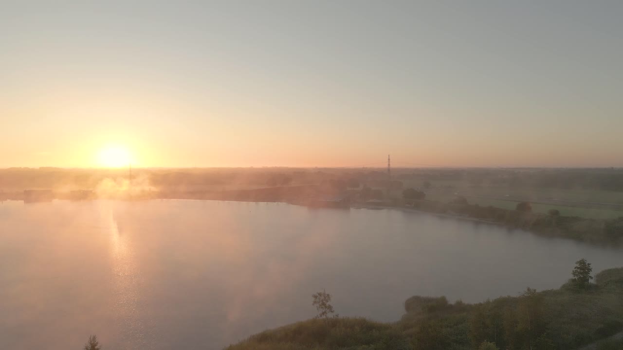 안개 가 가득 한 호수 위 에서 해가 뜨는 것