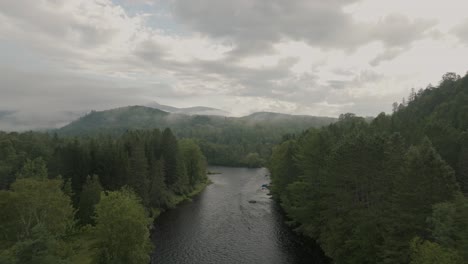 Drone-Volando-A-Través-De-Un-Hermoso-Paisaje-Neblinoso-En-La-Cima-De-La-Montaña,-Sobre-Un-Río-4