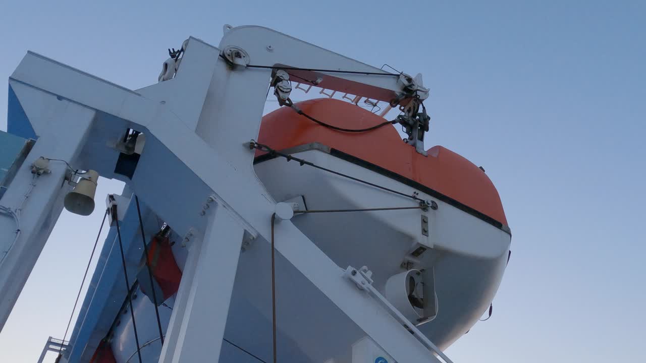 primer plano del casco de un bote salvavidas anclado al ferry