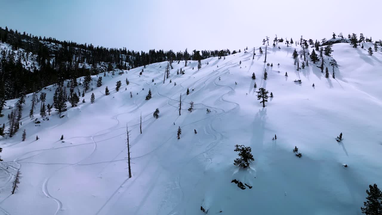 Vista aerea di tracce di sci su una montagna nella Desolation Wilderness, Lago Tahoe, California