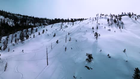 Vista-Aérea-De-Pistas-De-Esquí-En-La-Montaña-En-Un-Desierto-Desolado,-Lake-Tahoe,-California