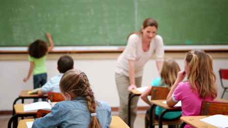 la maestra hablando con sus alumnos