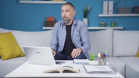 Hombre-Trabajador-De-Oficina-En-Casa-Estresado-Y-Nervioso.