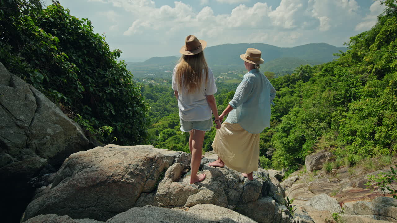 Mujeres disfrutando de las vistas panorámicas desde un mirador rocoso