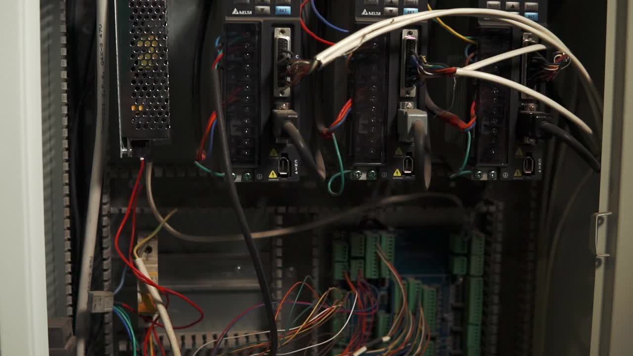 panel de control eléctrico con cableado y componentes