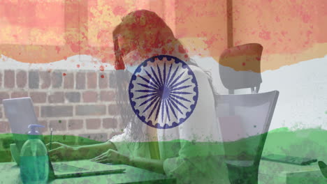 composición de mujeres que llevan máscaras en la oficina sobre la bandera de la india