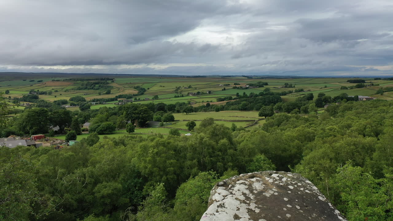 imágenes aéreas volando hacia atrás sobre el escritorio de escritura de los druidas en brimham rocks, north yorkshire