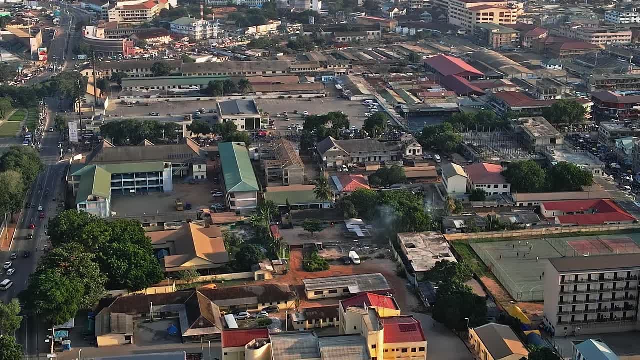 Vista del paesaggio urbano e dei quartieri di Accra di giorno