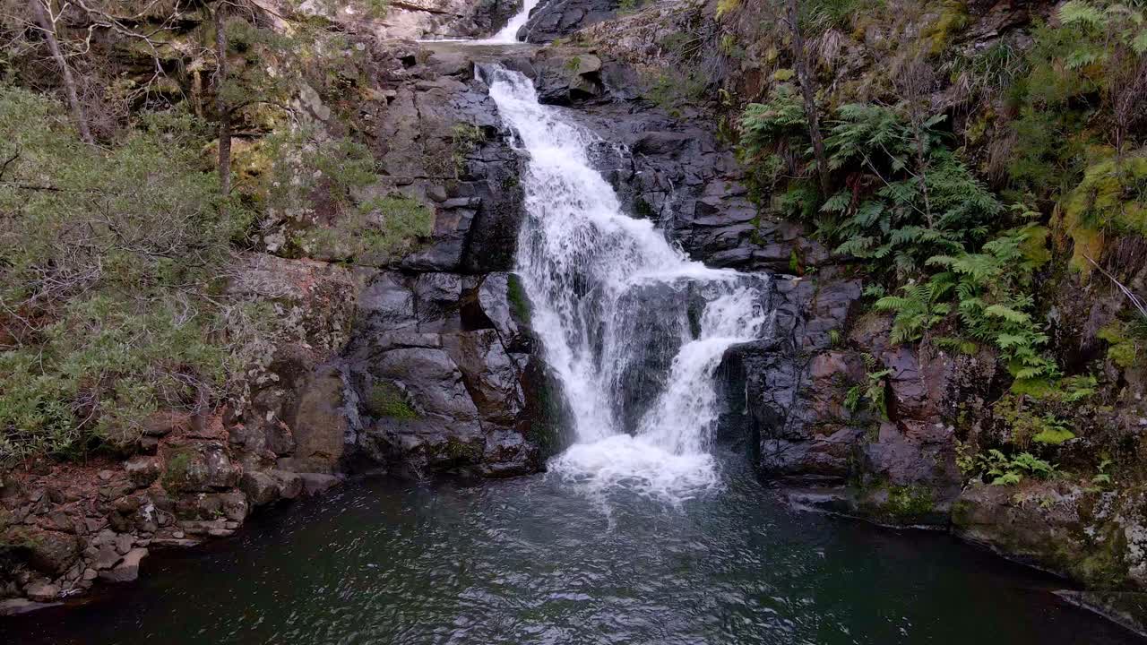 vista aérea de la cascada de las cataratas tranquil en wilmot, tasmania, australia