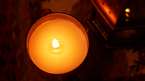 vela y linterna encendidas