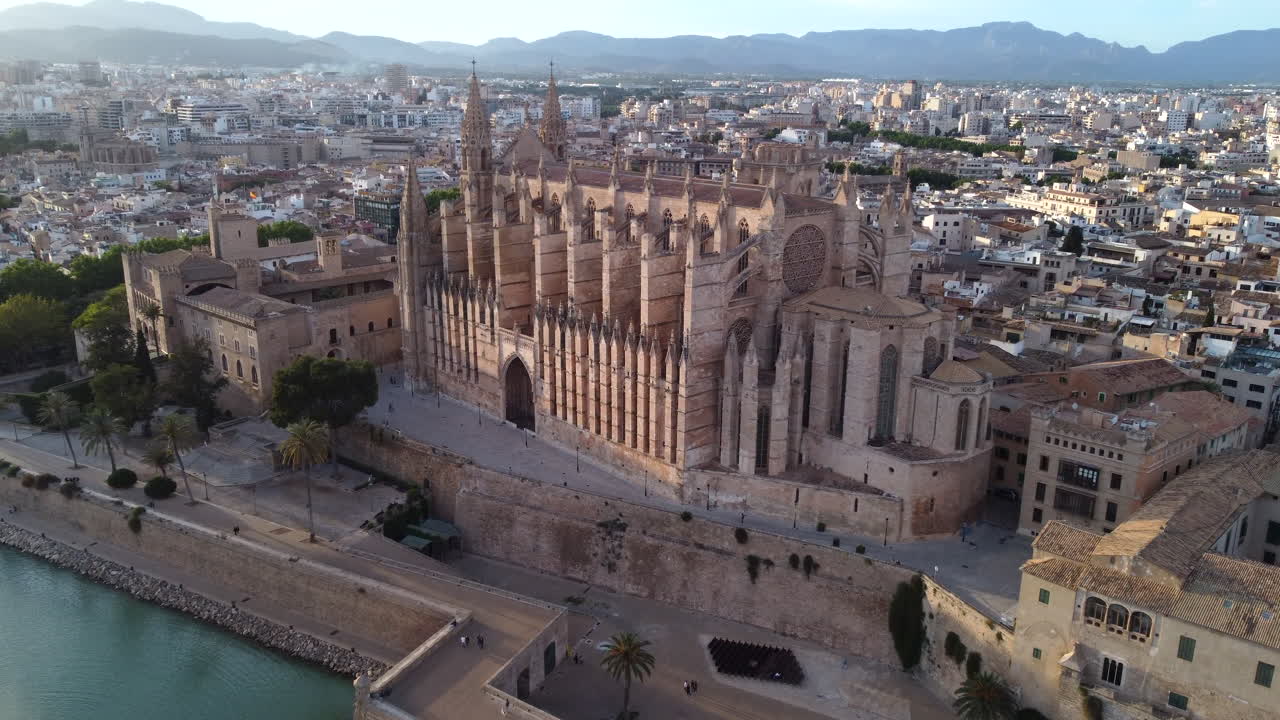 팔마 데 마요르카 공중 무인 항공기보기에서 산타 마리아 라 세우 성당