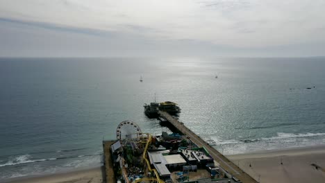 Luftaufnahme-Des-Santa-Monica-Pier-Und-Des-Strandes-In-Kalifornien---Drohnenaufnahme