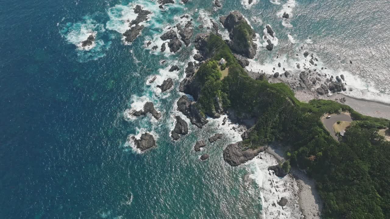 aérea de arriba hacia abajo isla costera de shikoku japón paisaje de viaje de verano, océano pacífico azul, área peninsular verde