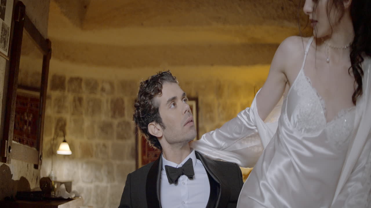 친밀한 호텔 방 에서 부부