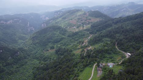 montañas continuas, caminos y aldeas
