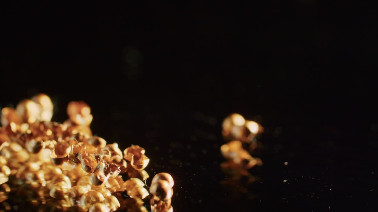 rivetti d'oro di una sacerdotessa scita di 2000 anni, un vecchio orecchino, una ruota filante, trovati durante gli scavi. gioielli d'epoca. religione. primo piano