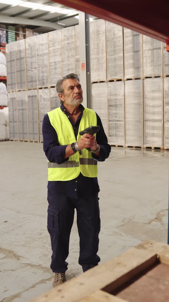 trabajador del almacén escaneando el inventario