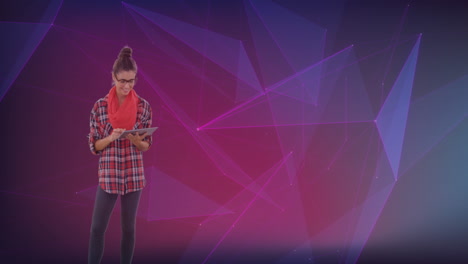 animación de una mujer usando una tableta a través de una red de conexiones sobre un fondo rosa a azul