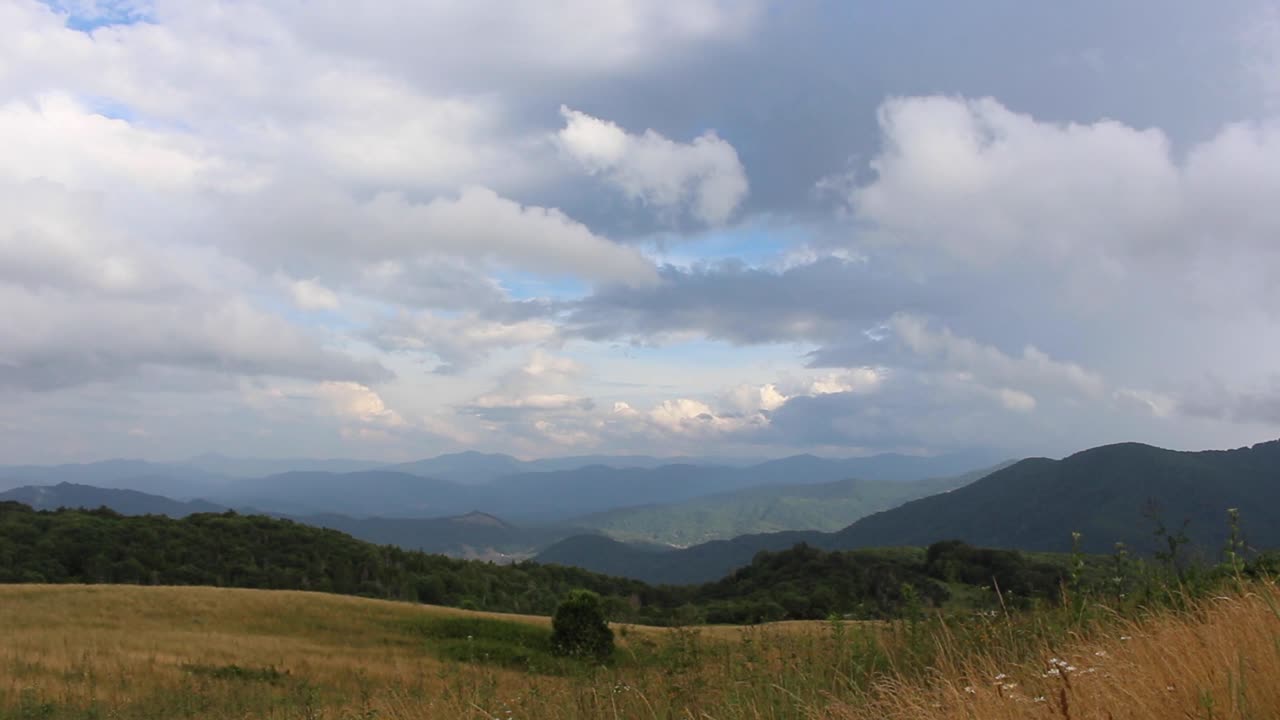 time-lapse de nubes sobre montañas