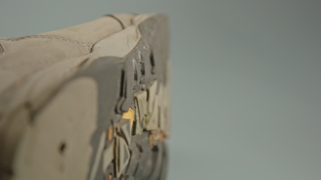 макро-зум из изношенной подошвы горнолыжного ботинка