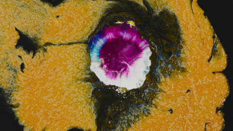 Farbmischung-Flüssige-Explosion-Auf-Goldenem-Farbfeld-Als-Abstrakter-Hintergrund