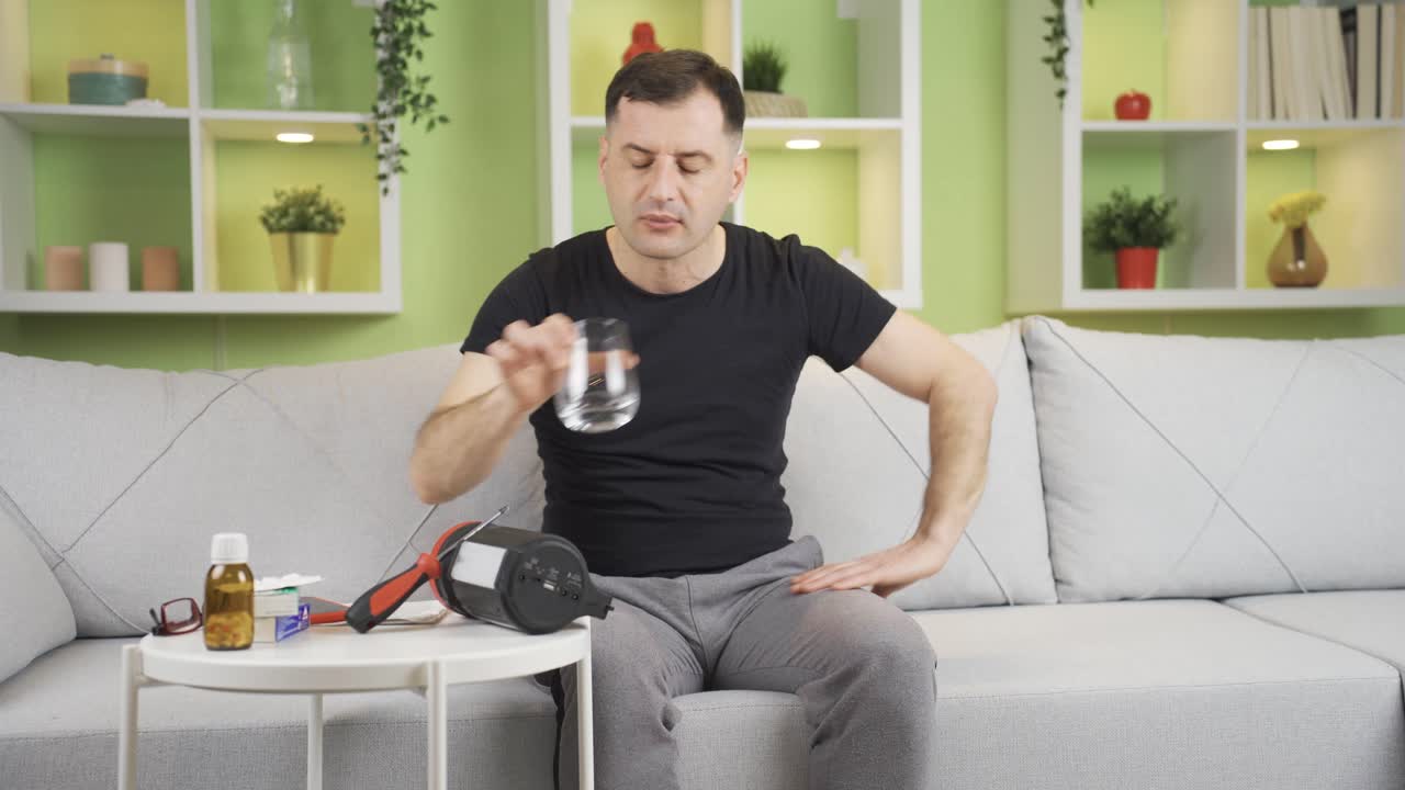 A man with Alzheimer's forgets information, people and events from the recent past.